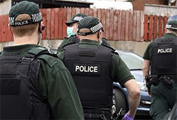 A Polícia do Reino Unido Derruba a Plataforma... captura de tela